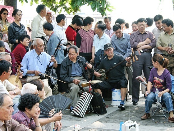 Hangzhou-Singing in the park, West lake