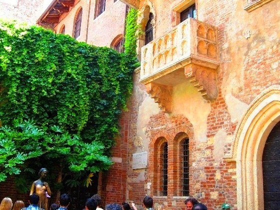 Verona-Statue and Balcony of Juliet
