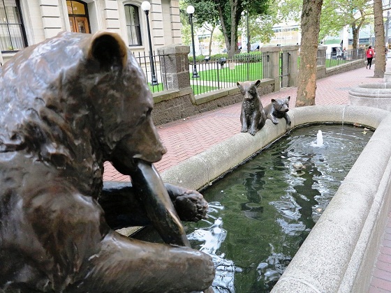 Portland-Bronze Bear Sculpture