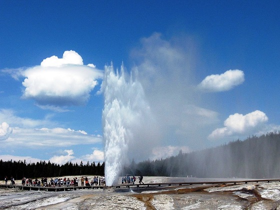 Yellowstone-Beehive geyser